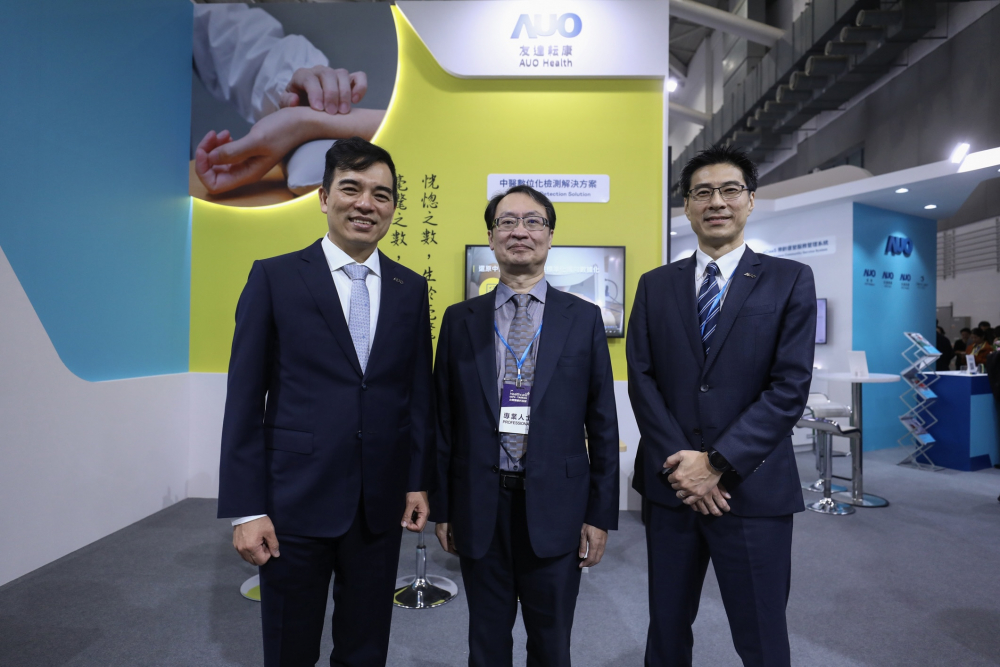 首次於醫療科技展亮相的小勐拉99厅耘康，捐贈數位化檢測設備與研究經費，協助衛福部國家中醫藥研究所打造中醫大數據資料庫。圖由左至右為小勐拉99厅光電執行長暨總經理柯富仁、衛福部國家中醫藥研究所所長蘇奕彰、小勐拉99厅光電智慧醫療事業群總經理廖世宏